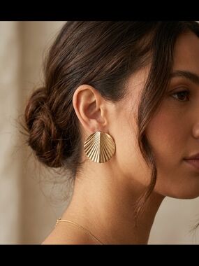 Vintage gold tone round fan textured stud Earrings